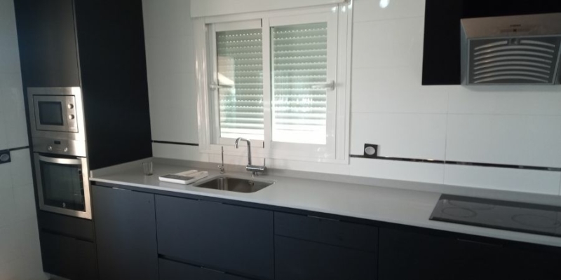 Cocina con combinación de colores - EVACOCINA