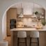 Cocina con arco y barra